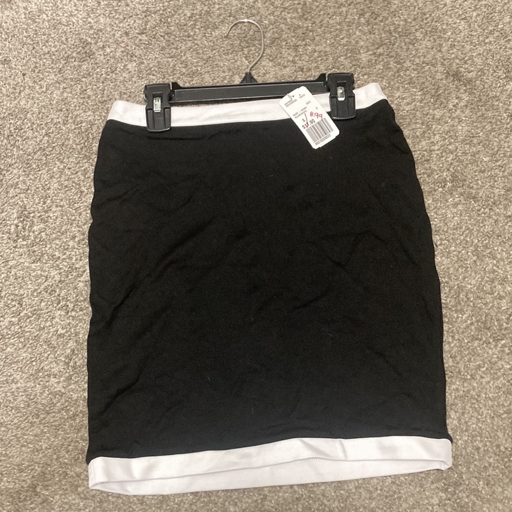 Forever 21 NWT Black and White Hem Zip Up Bodycon Miniskirt